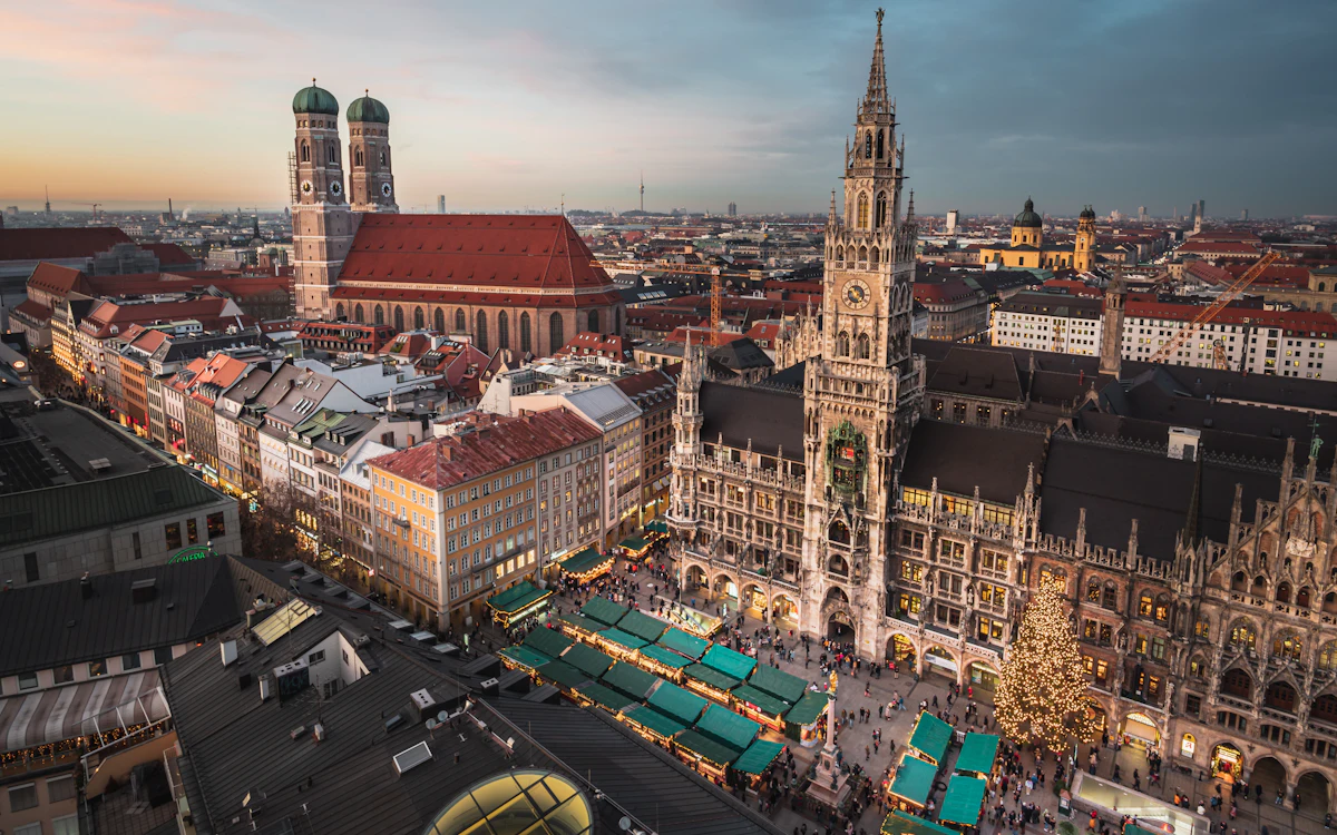 Münih’te Marienplatz ve Yeni Belediye Binası’nın yukarıdan görünümü