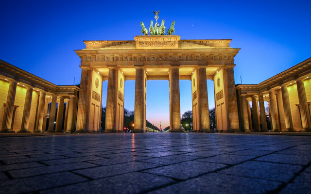 Berlin’de gece ışıklandırılmış Brandenburg Kapısı