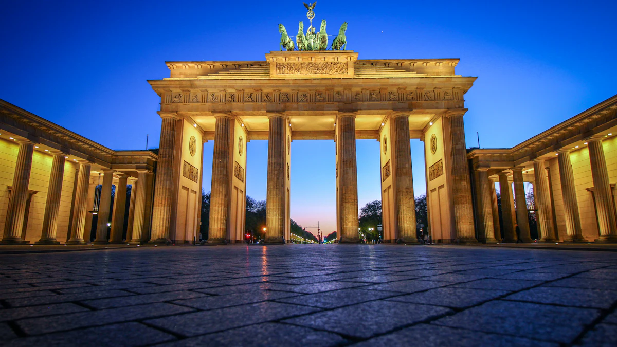 Berlin’de gece ışıklandırılmış Brandenburg Kapısı