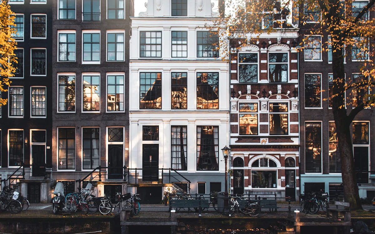 Amsterdam’da kanal kıyısındaki tarihi evler