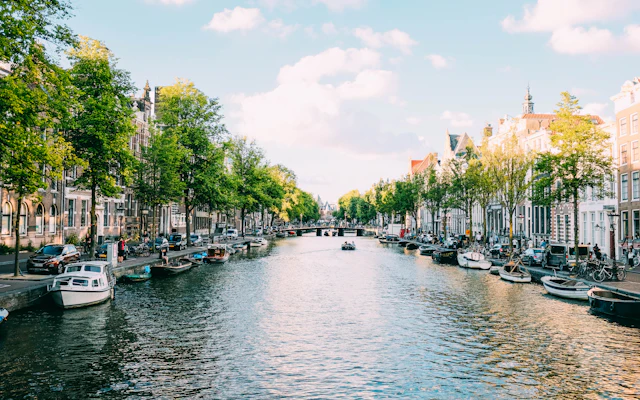 Amsterdam kanalları ve kıyıdaki tekneler