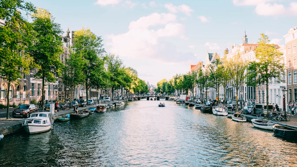 Amsterdam kanalları ve kıyıdaki tekneler