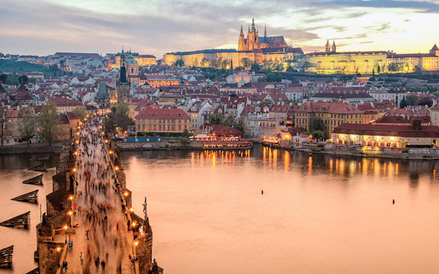 Prag’da Karl Köprüsü ve Prag Kalesi