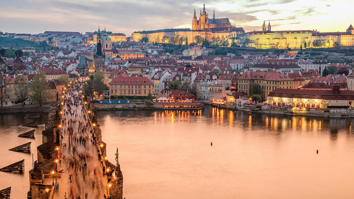 Prag’da Karl Köprüsü ve Prag Kalesi