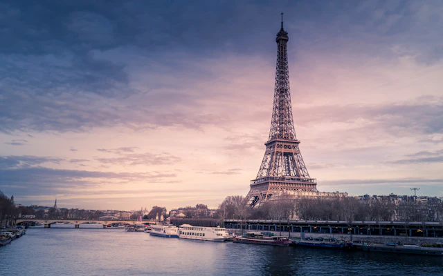Paris’te Seine Nehri kıyısından Eyfel Kulesi