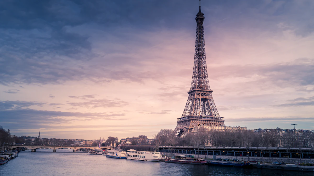 Paris’te Seine Nehri kıyısından Eyfel Kulesi
