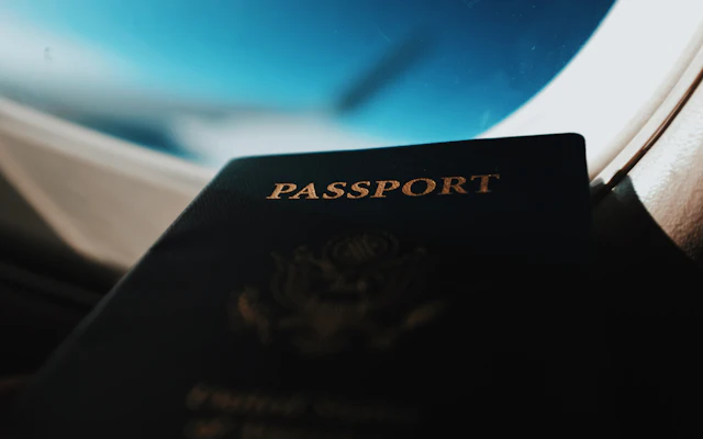 Uçak penceresi önünde tutulan pasaport