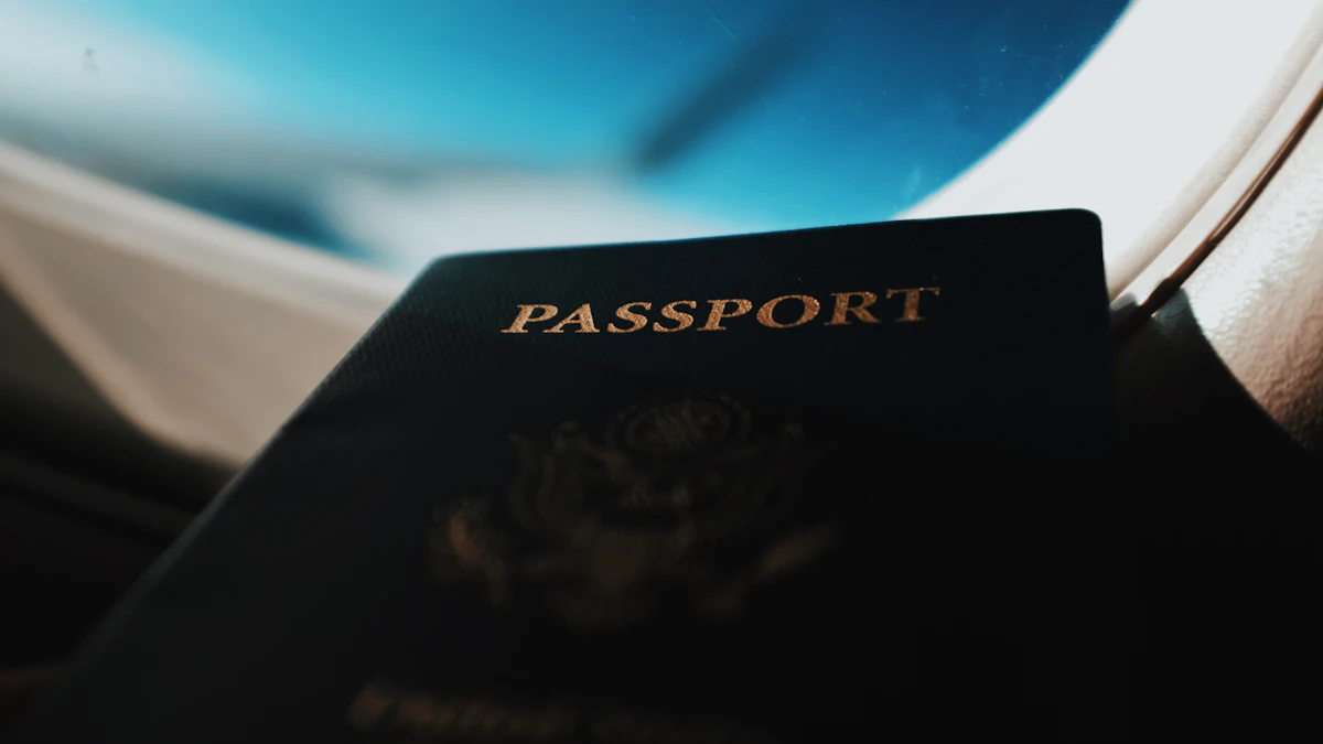 Uçak penceresi önünde tutulan pasaport